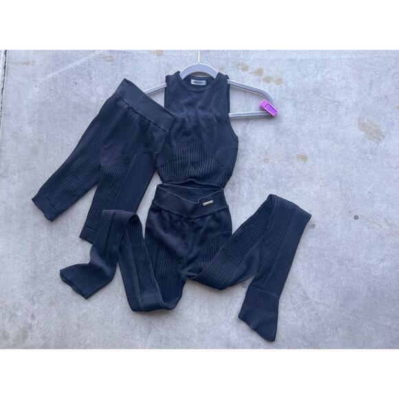 Manière De Voir Seamless Ribbed Activewear Set – Black Tank & Leggings - Picture 4 of 4